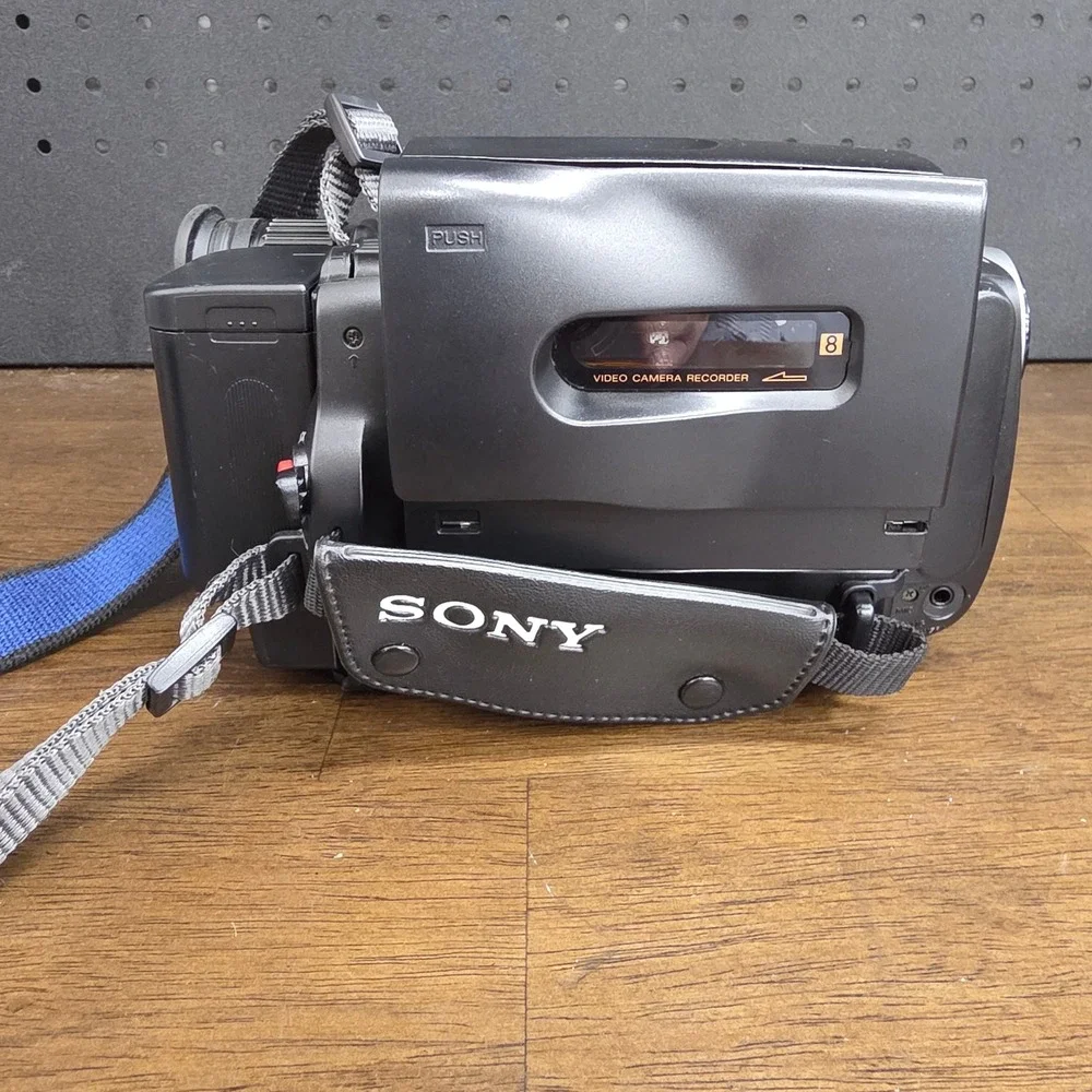 Sony Handycam CCD-TRV21 NTSC Video 8 Camcorder Silver 24x Digital Zoom
